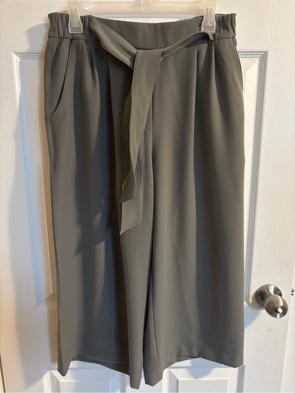 Lululemon noir crop wide leg pants - Picture 6 of 8